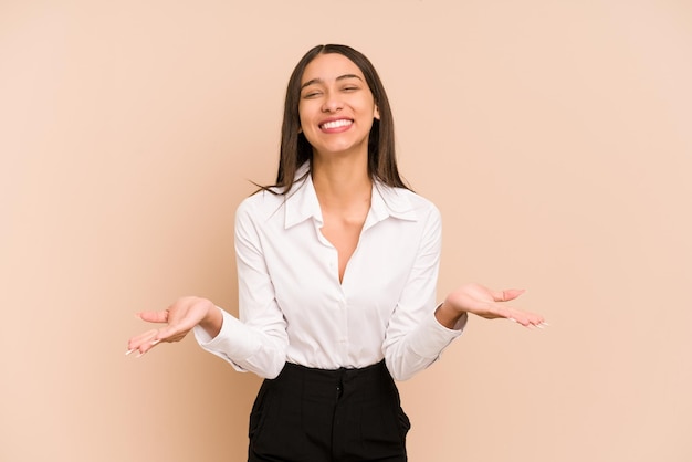 Faz escala com os braços se sente feliz e confiante