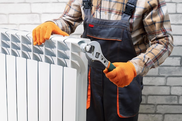 Faz-tudo instalando encanador de radiador de aquecimento de água instalando ou reparando sistema de aquecimento em apartamento