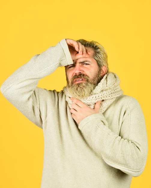 fazê-lo ao longo do dia. coronavírus da china. prevenir a infecção por vírus. homem com febre sente frio. tosse e coriza. macho brutal fica gripado no inverno. aquecer com malhas. hipster barbudo doente.