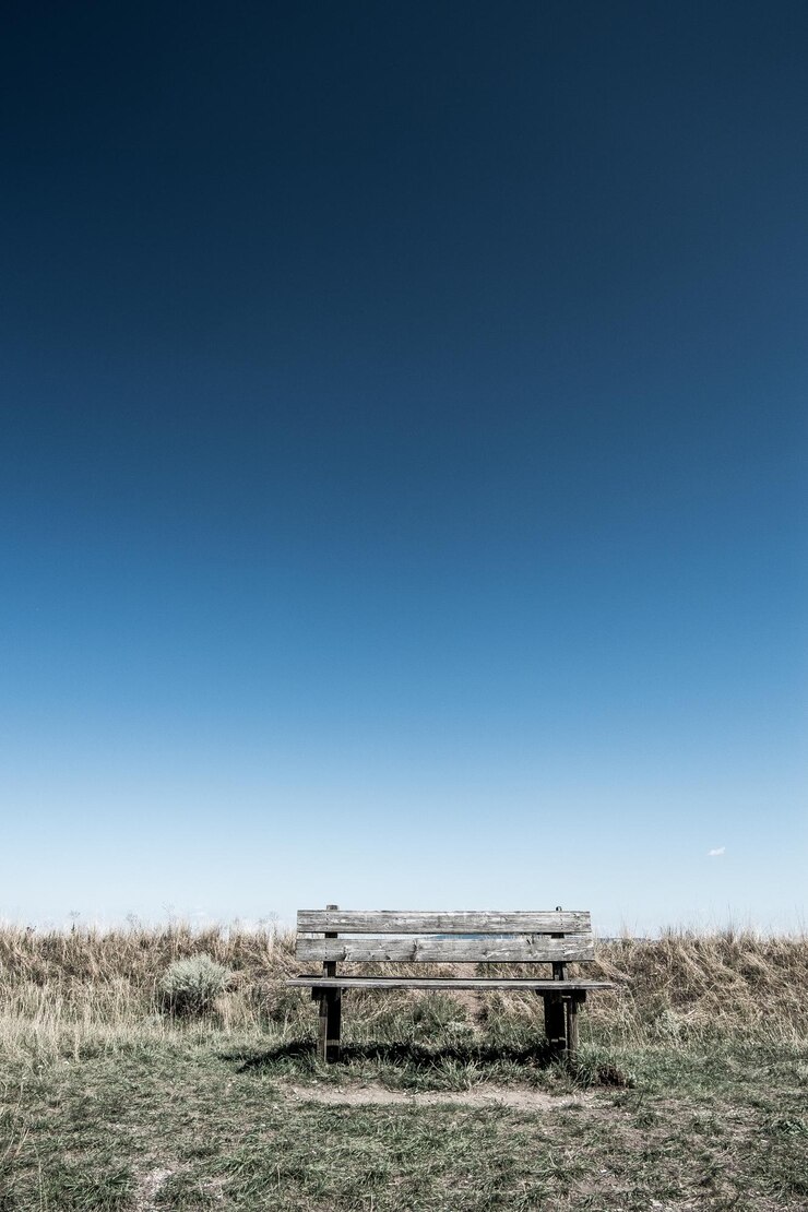 Foto fazenda abandonada contra o céu azul claro
