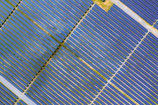 Fazenda de energia solar que produz energia limpa e renovável a partir do sol