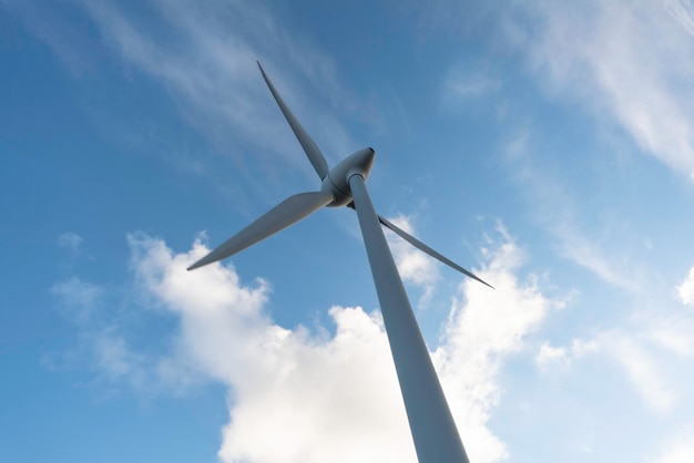 Fazenda de moinhos de vento ou parque eólico com turbinas eólicas altas para geração de eletricidade