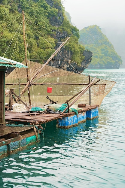 Fazenda de ostras na aldeia piscatória flutuante de ha long bay, vietnã, ásia