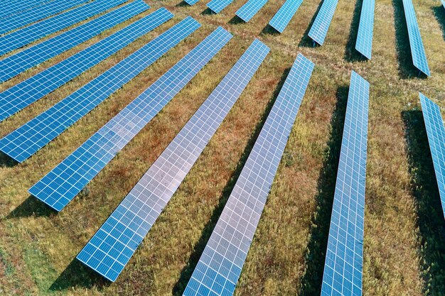 Fazenda de painéis solares no campo