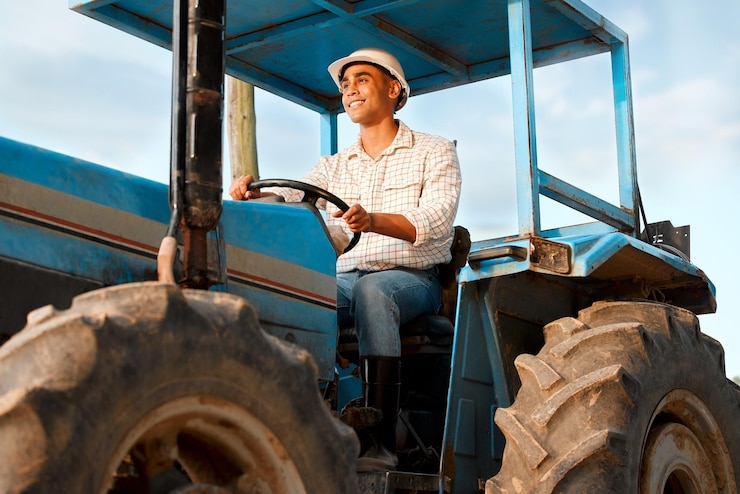 Foto fazenda de tratores e condução de homem na natureza para colheita, crescimento de plantas e produção de legumes agricultura transporte e pessoa em veículo para sustentabilidade agronegócio e produtos no campo