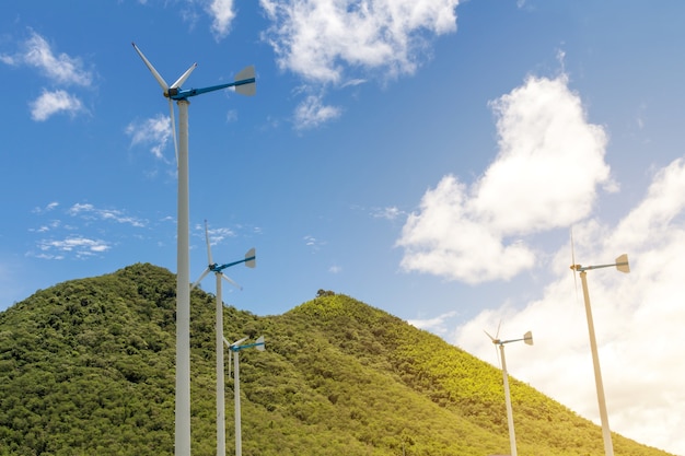 Fazenda de turbinas de vento na paisagem de montanha, moinhos de vento para o conceito de ecologia de energia elétrica