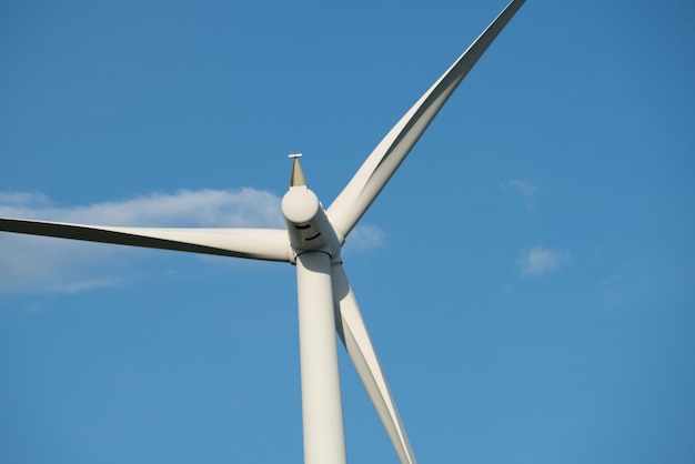 Dakota do Norte em fazenda abandonada de verão com turbina de energia  eólica Moinho de vento Energia renovável, Banco de Video - Envato Elements