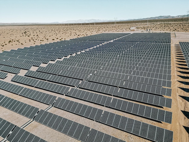 Foto fazenda solar de energia solar renovável no deserto do sul de nevada em um leito de lago seco