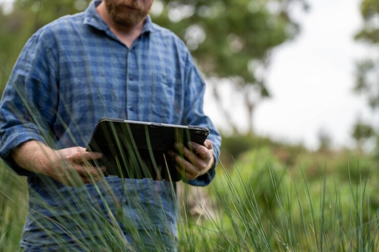 Foto fazendeira segurando o solo em suas mãos em uma fazenda cuidando da saúde da terra na primavera na austrália