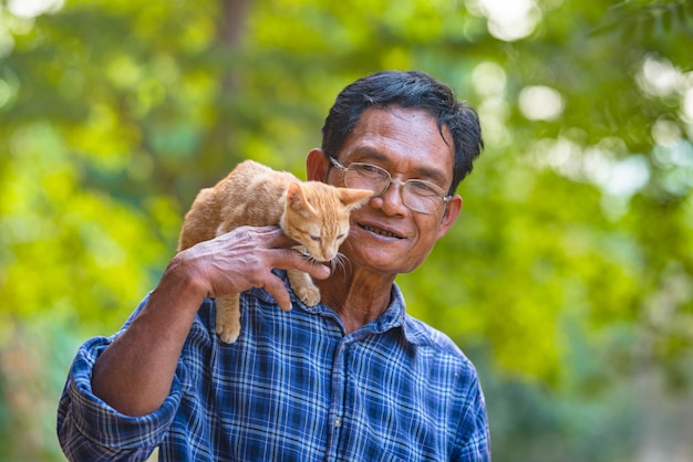 Fazendeiro asiático com gatinho