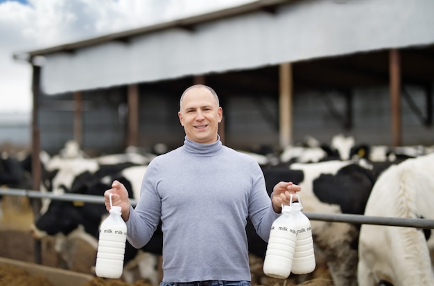 Fazendeiro com leite de vaca fazenda