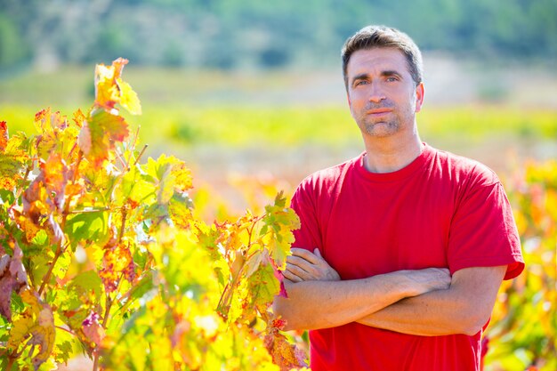 Fazendeiro de vinicultor de Harvester orgulhoso de sua vinha