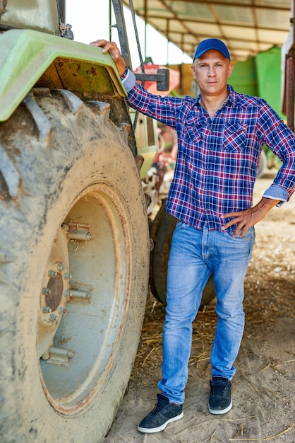 Foto fazendeiro dirigindo trator na zona rural.