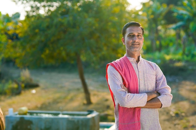 Fazendeiro indiano feliz no campo de agricultura de açafrão verde