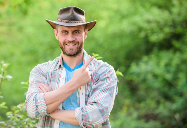 Fazendeiro sexy de sucesso. Trabalhador de fazenda eco. Colheita. feliz Dia da Terra. Eco vivo. agricultura e cultivo agrícola. Fazenda de jardinagem. homem de rancho musculoso em plantas de cuidado de chapéu de cowboy. Tornando o mundo verde.