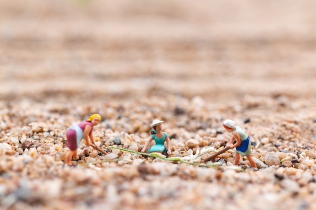 Fazendeiro trabalhando trama no deserto