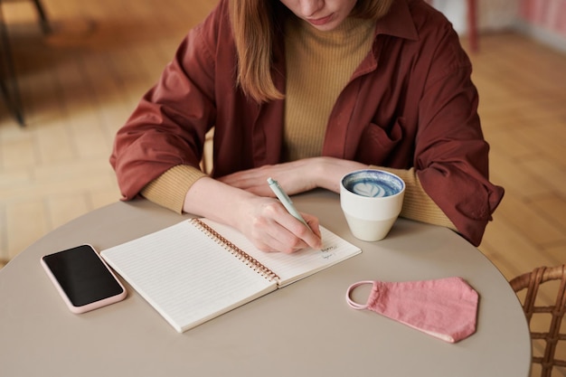 Fazendo anotações durante a pausa para o café