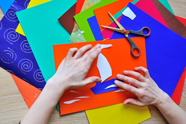 Foto fazendo apliques de papel colorido