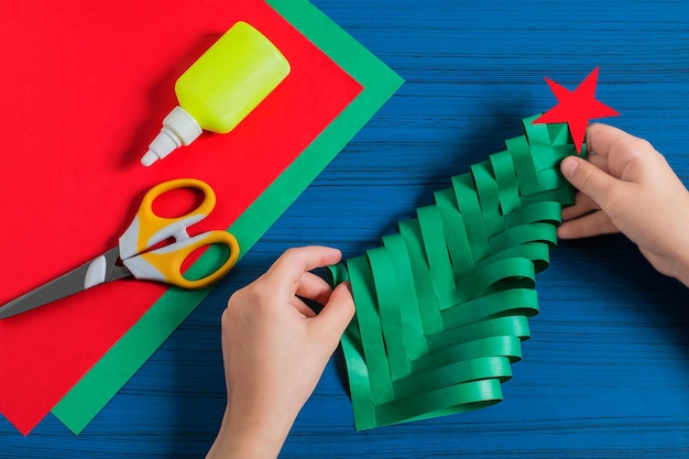 Fazendo árvore de Natal tridimensional de papel Passo 10