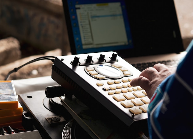 Fazendo batidas de hip hop em um controlador de bateria eletrônica e toca-discos em um estúdio caseiro