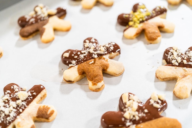 Fazendo biscoitos de açúcar recortados com avelãs e polvilhados com chocolate