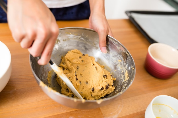 Fazendo biscoitos de chocolate em casa