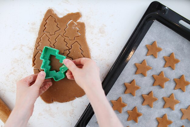 Fazendo biscoitos de gengibre de natal