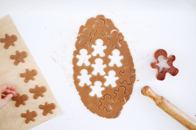 Foto fazendo biscoitos de gengibre de natal