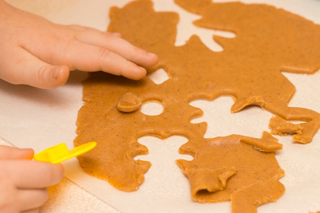 Fazendo biscoitos de Natal caseiros em várias formas.