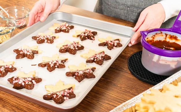 Fazendo biscoitos em forma de estrela com chocolate e batatas fritas de hortelã-pimenta