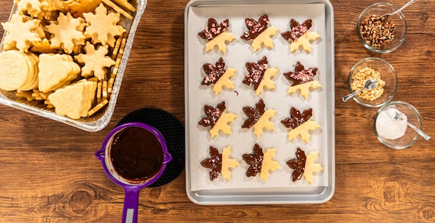 Fazendo biscoitos em forma de estrela com chocolate e batatas fritas de hortelã-pimenta