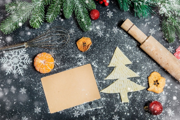 fazendo biscoitos em forma de folhado de árvore de Natal com enfeites de Natal