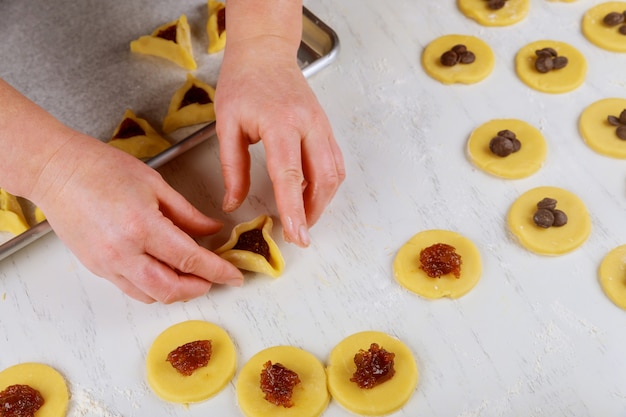 Fazendo biscoitos hamentaschen para Purim