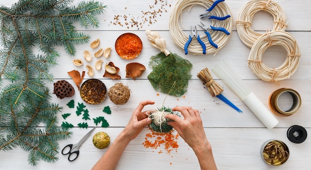 Fazendo bolas e guirlandas de natal artesanais.