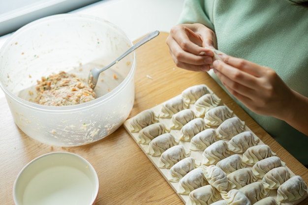 Fazendo bolinhos de massa chineses caseiros