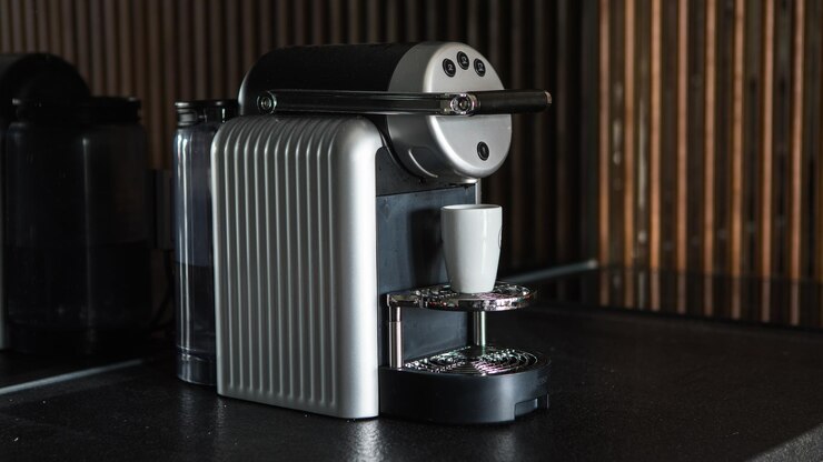 Foto fazendo café em uma máquina de café com um fabricante manual no fundo de uma mesa