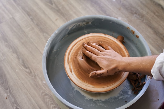 Fazendo cerâmica em uma roda de oleiro