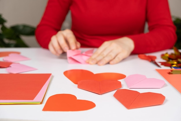 Fazendo corações de origami para o Dia dos Namorados Artesanato de papel com suas próprias mãos