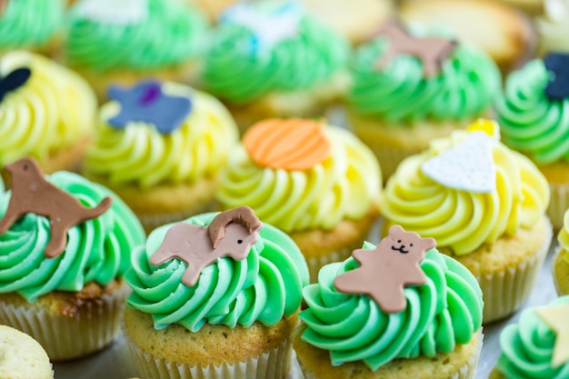 Fazendo cupcakes multicoloridos para festa de aniversário de crianças.