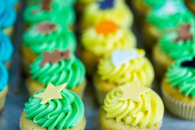 Fazendo cupcakes multicoloridos para festa de aniversário de crianças.