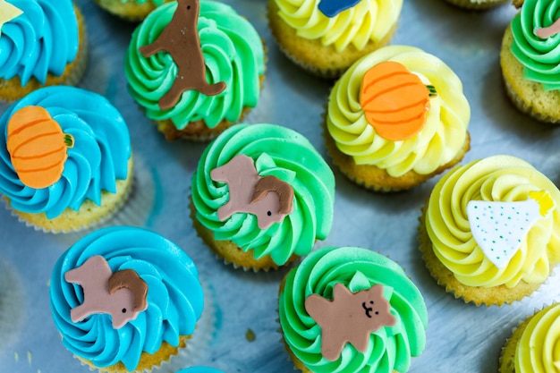 Fazendo cupcakes multicoloridos para festa de aniversário de crianças.