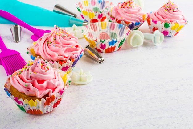 Fazendo cupcakes rosa cupcake de aniversário com chantilly rosa