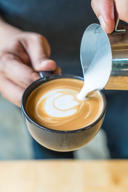 Fazendo de latte art por barista