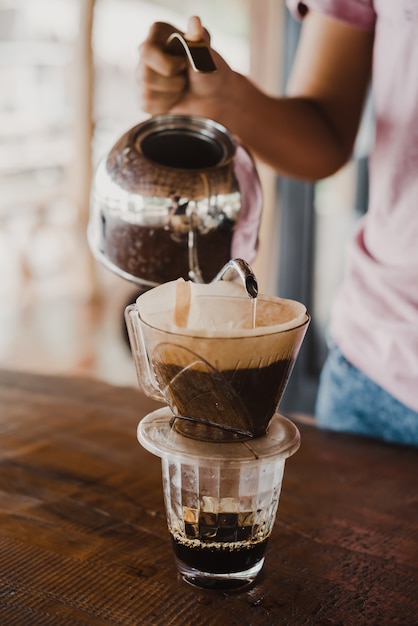 Fazendo derramar sobre café gotejamento à mão.