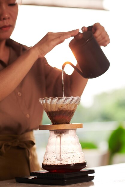 Fazendo derramar sobre o café