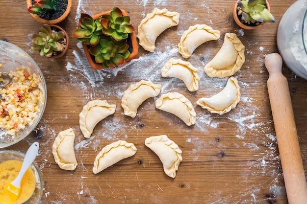 Fazendo empanadas de frango caseiras.