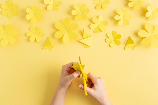 Foto fazendo flores simples de papel amarelo com crianças foto de alta qualidade