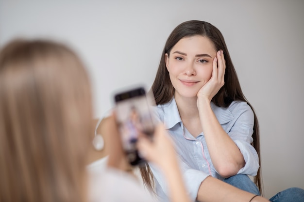 Fazendo fotos. uma garota fazendo foto de sua linda mãe