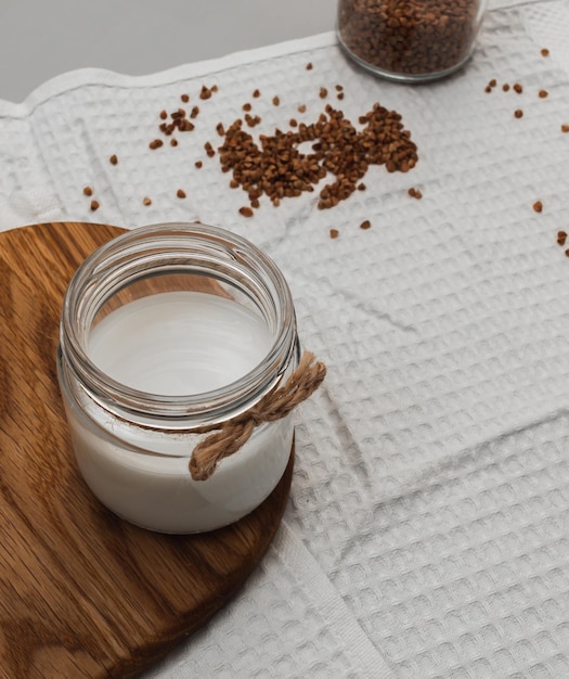 Foto fazendo leite vegano de trigo sarraceno. jarra com foco suave de leite alternativo