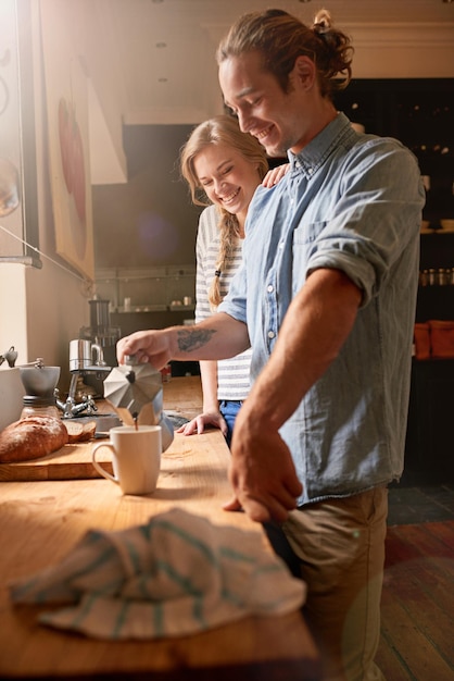 Fazendo-lhe companhia na cozinha Foto recortada de um jovem casal na cozinha